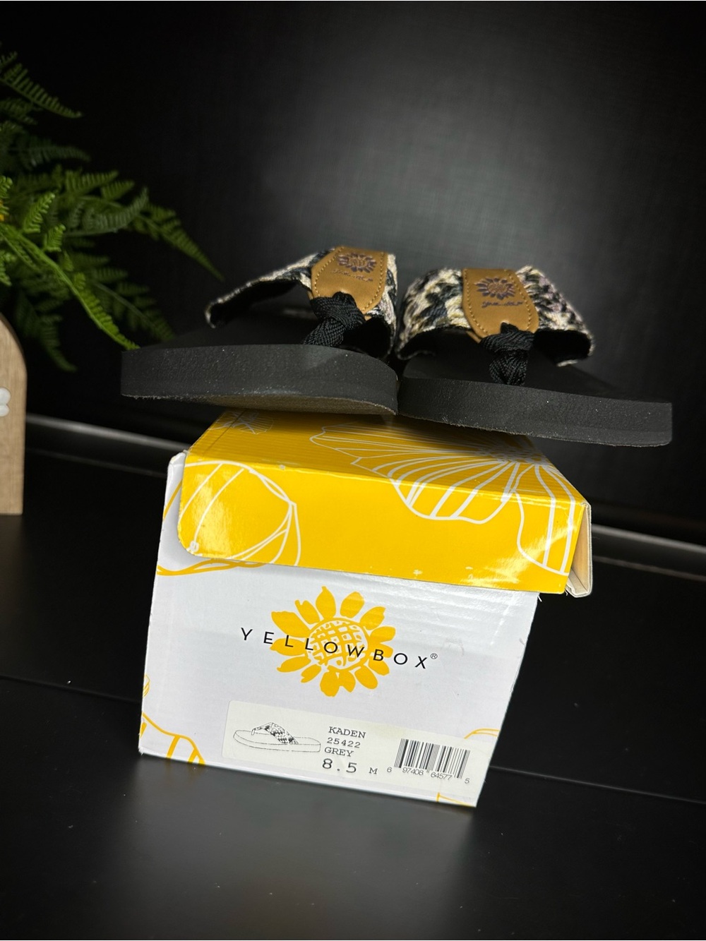 Yellow Box Kaden Grey Flip Flop Sandals size 8.5 women's - Picture 3 of 8